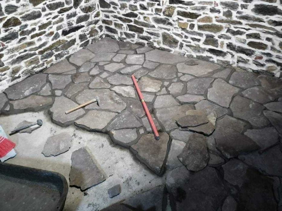 Каменна зидария на дувари фугиране с бяла и сива фуга