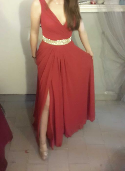 Дълга рокля с гол гръб и цепка