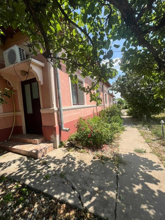 Casa de Locuit cu Teren si Curte Mare