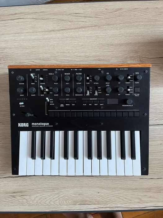 Vând sintetizator korg monologue