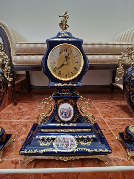 Страхотен италиански порцеланов каминен часовник с 2 декораций
