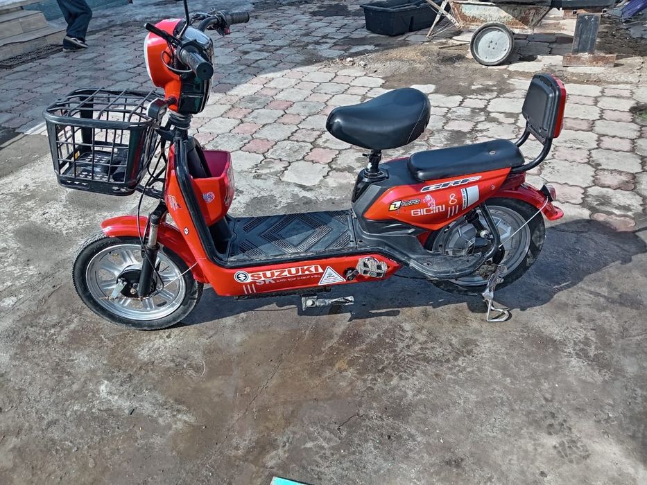 Продам скутер ск8