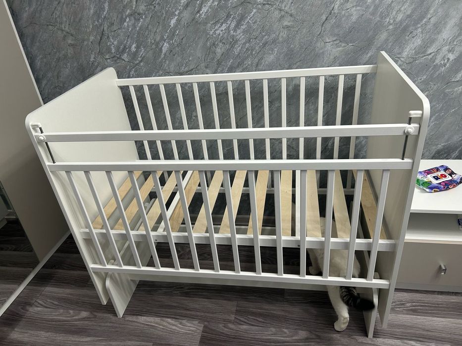 Манеж детский с маятником