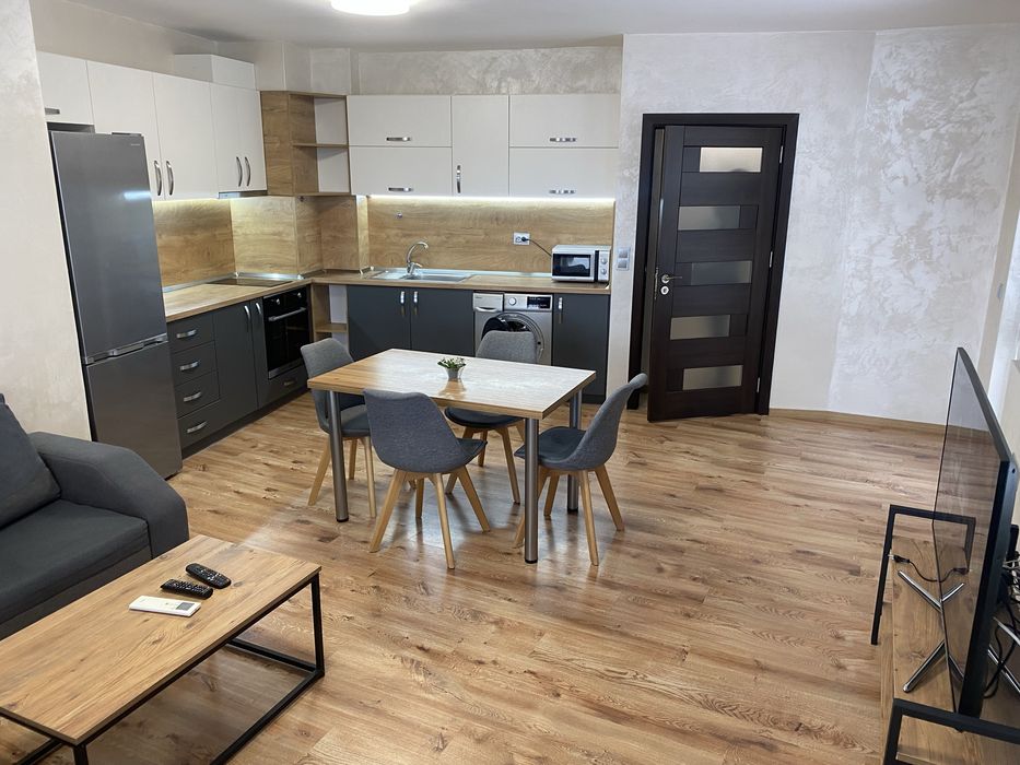 Дава се под наем Тристаен апартамент в Варна, Колхозен пазар - 90 кв.м за 612 € - Снимка #1