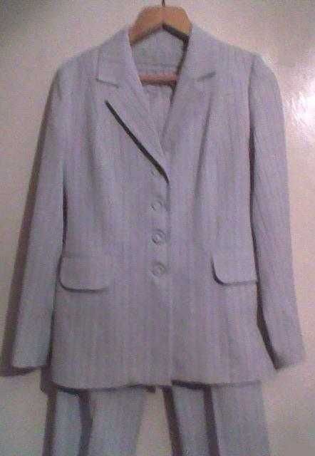 Костюмы: брючный и с юбкой, размер 46