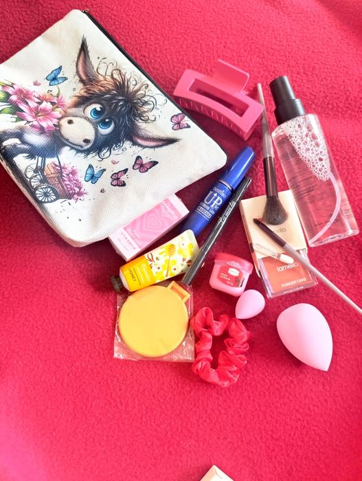 Несесер с козметика и вода на YENGES