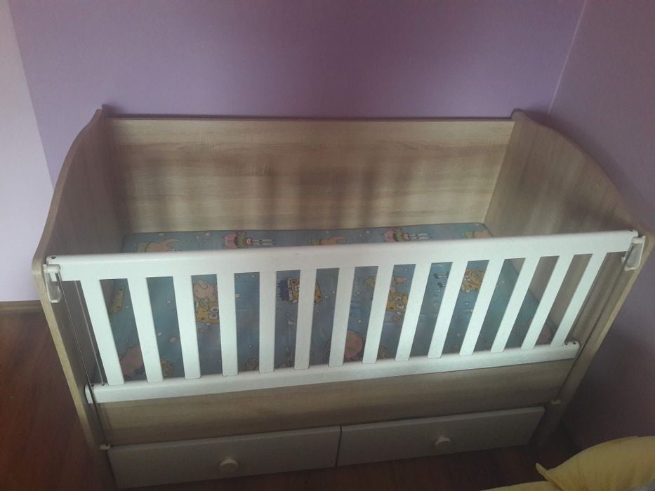 Дървена бебешка кошара