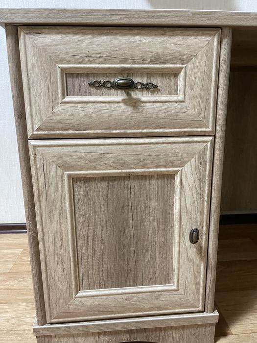 Продам срочно письменный стол