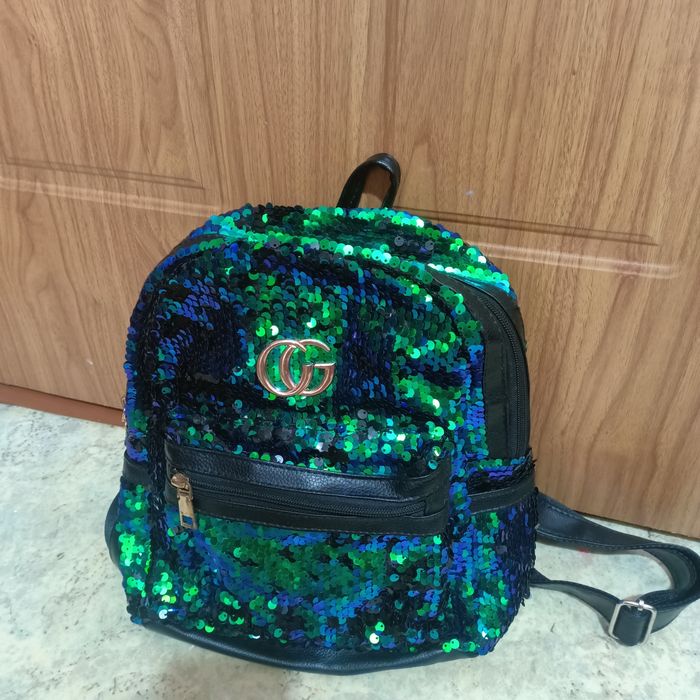 Продам рюкзачок для девочки