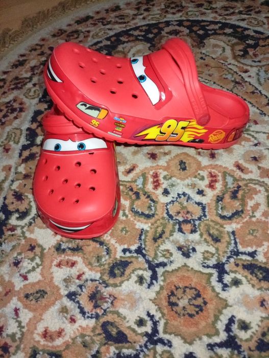 Crocs de culoare roșie