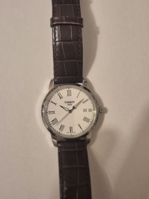 Vând ceas Tissot colectia T-Classic pentru bărbați, cadran 38 mm, design clasic, potrivit atât pentru ținută office, cât și pentru ocazii formale.