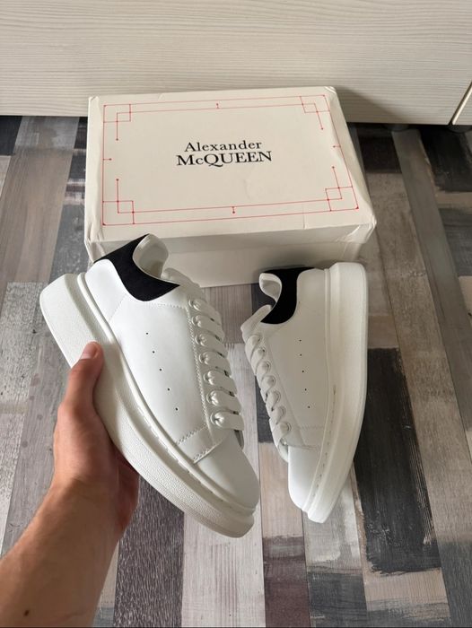 Adidasi Alexander McQueen la DOAR 249 LEI