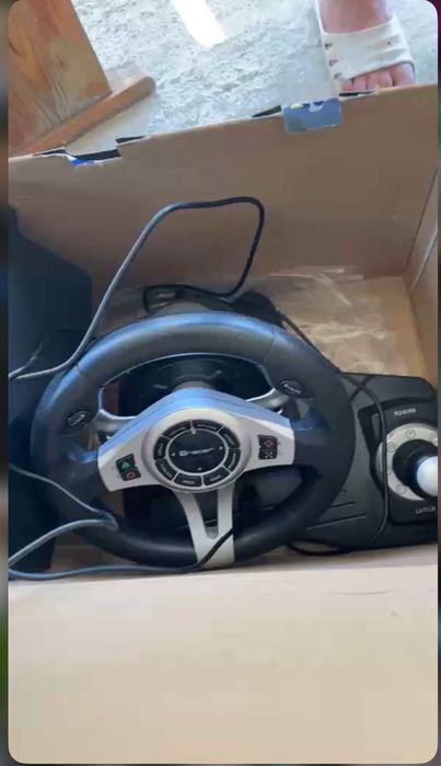 Продавам Плейстейиън 4 със кормило към него и давам 13 игри