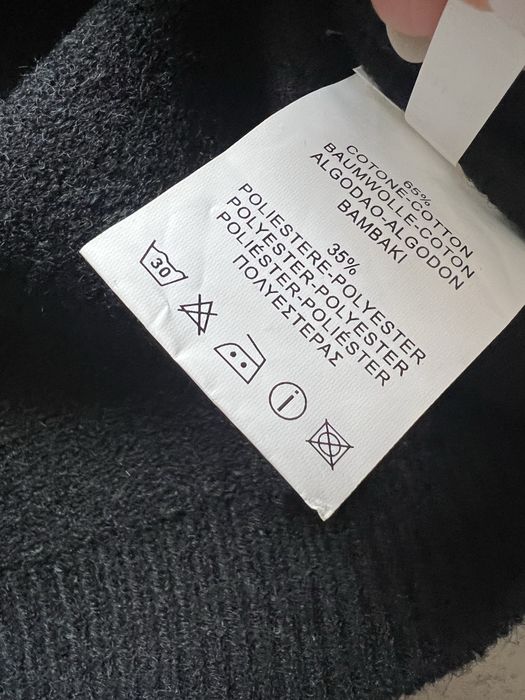 Черен пуловер с цветя