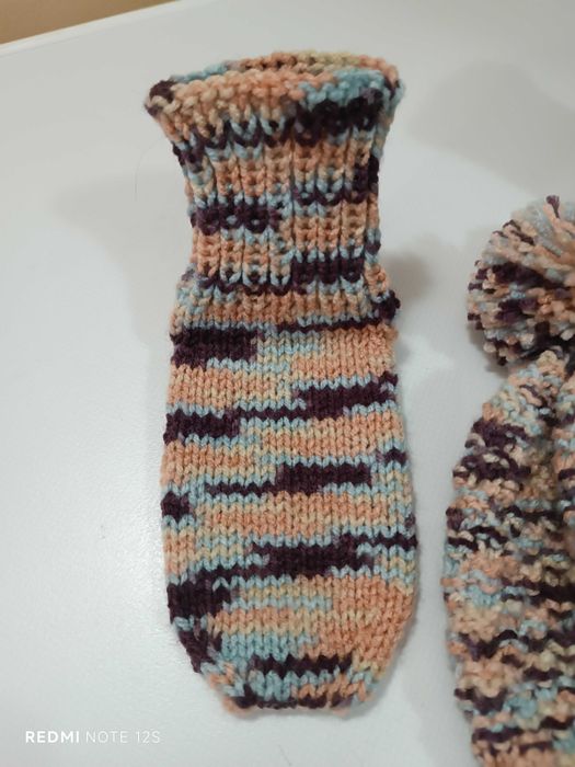 Ръчно плетен детски комплект – шапка и чорапи