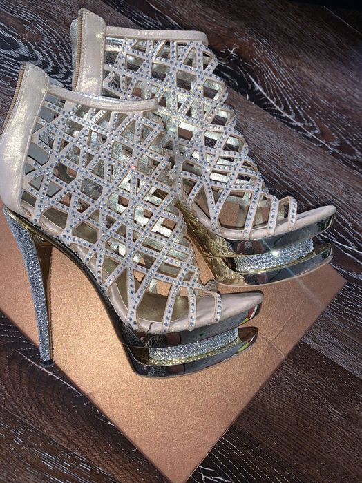 Уникални сандали на ток