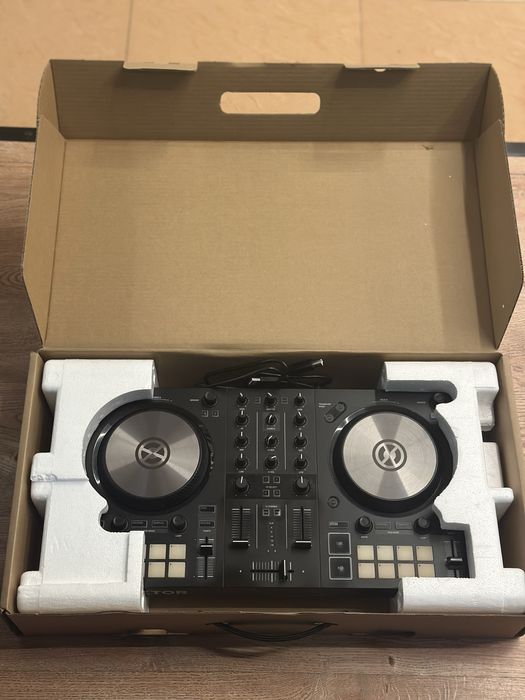 DJ контролер Traktor Kontrol S2 ( Конзола , Пулт )