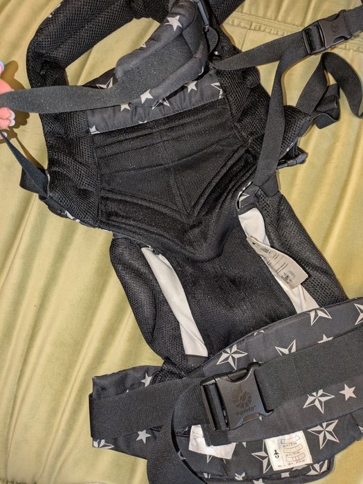 Marsupiu Ergobaby Omni 360 Cool air - Black stars