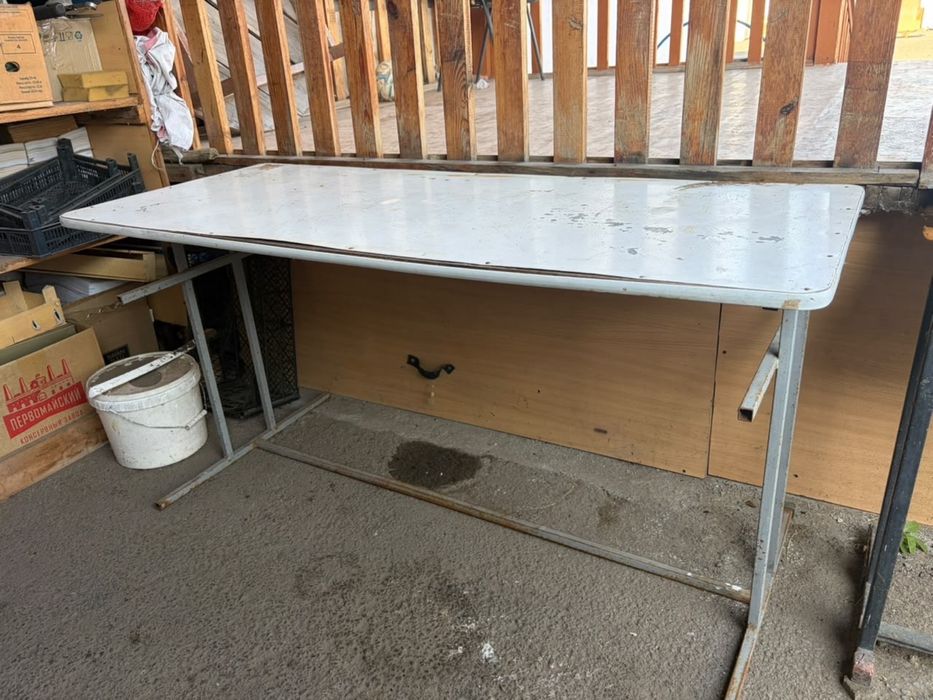 Продам стол б/у белый длина 150см