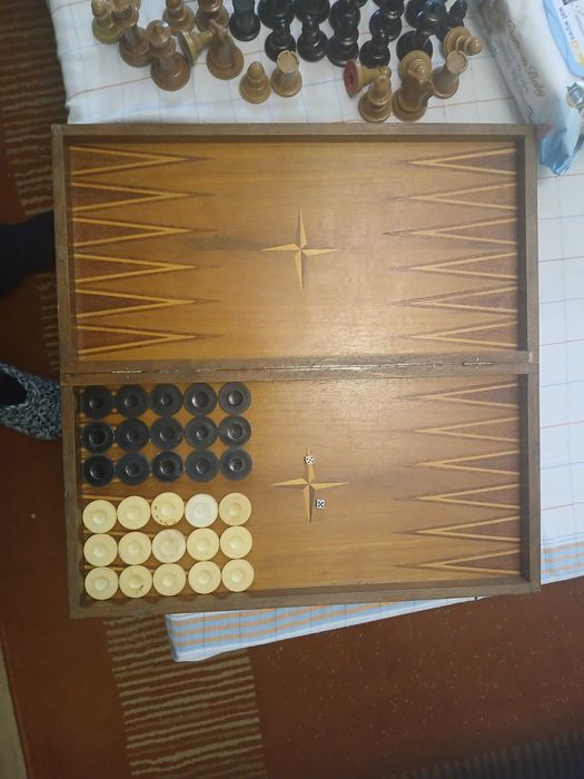 Продавам Шах и табла