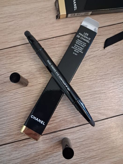 Комплект гримове и четки на Chanel за 220 лв всичко