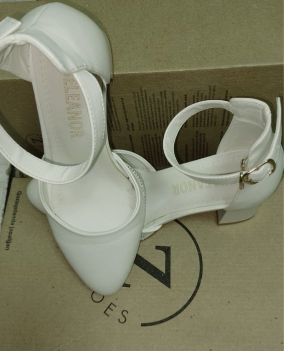 Белые качественные туфли