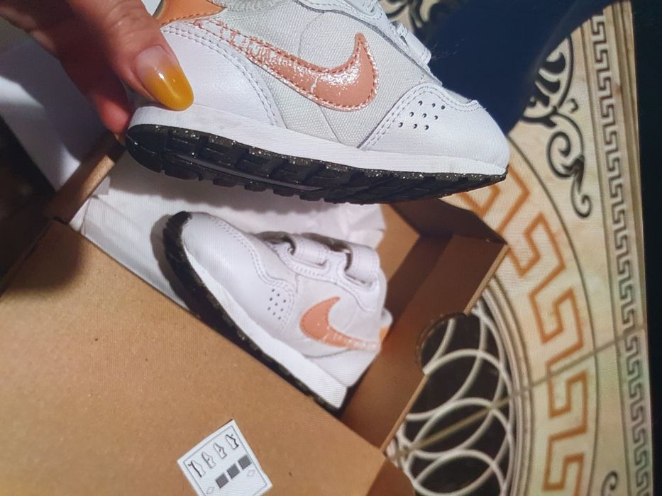 Adidasi nike  fetita