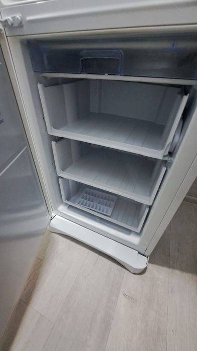 Холодильник indesit
