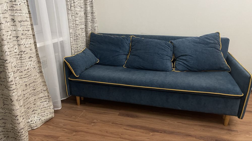 Раскладывающийся диван .Есть ниша для белья