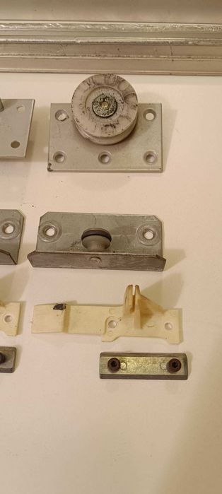 Механизъм за плъзгащи врати на гардероб