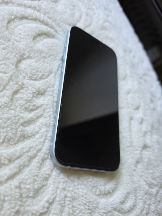 Iphone 15, 128gb, 87% baterie, spart pe spate
