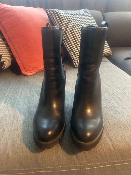 Елегантни дамски боти