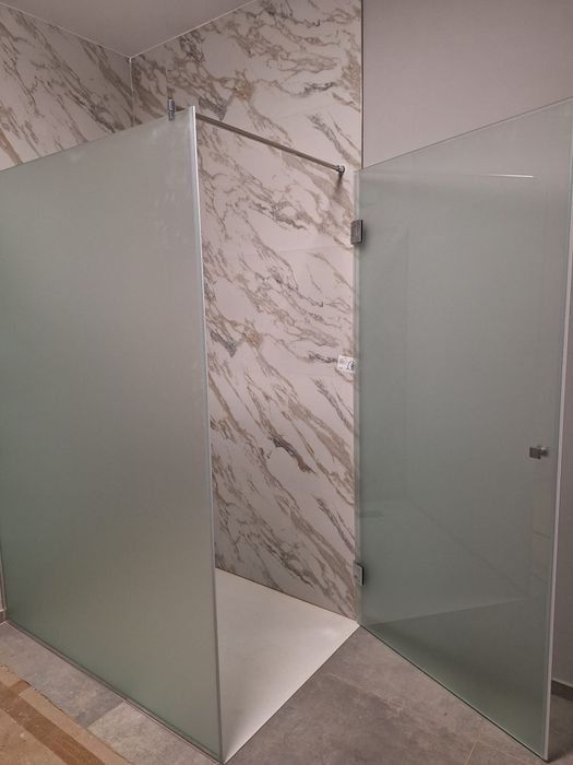 Execut:Cabine Duș, Paravane ,Oglinzi .