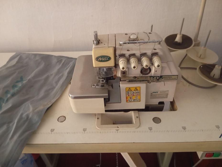 Averlok tikuv mashinasi sotiladi xolati alo darajada koʻp ishlamagan