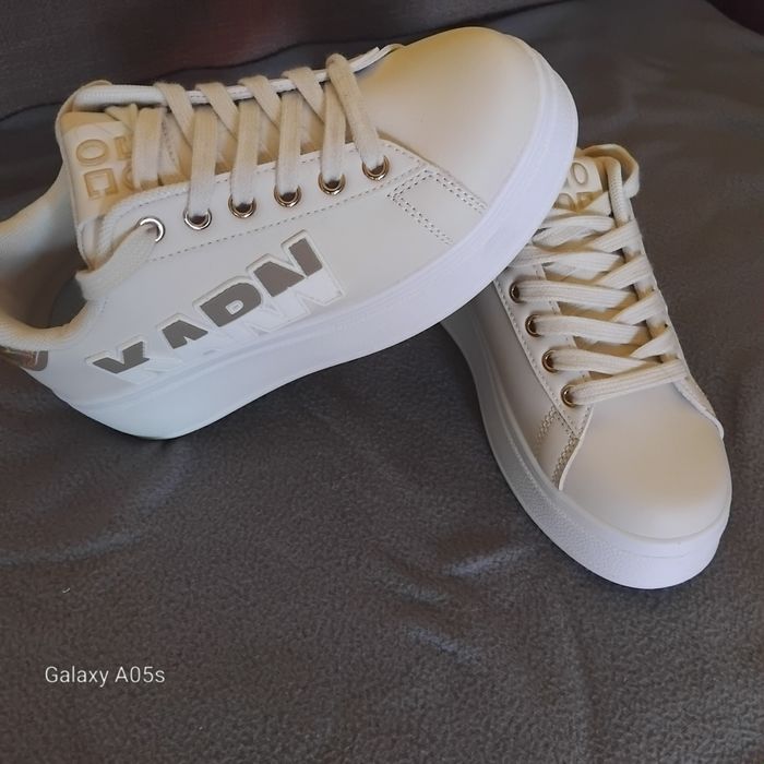 Спортни обувки с връзки