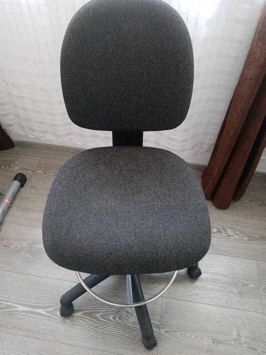 Масивен офис стол