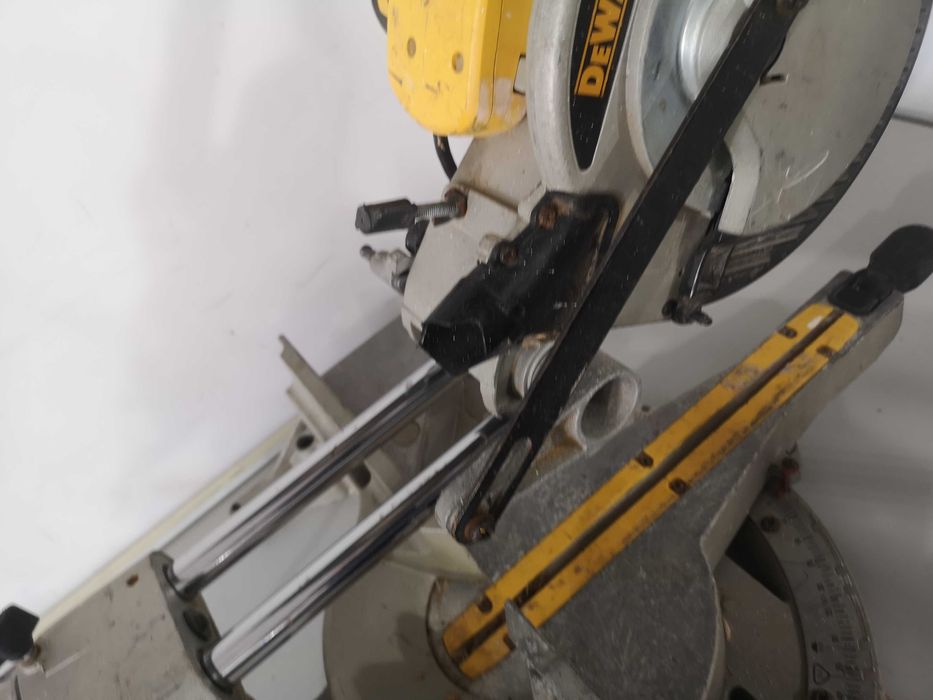 Циркуляр пендула - Dewalt 1600W / 216mm