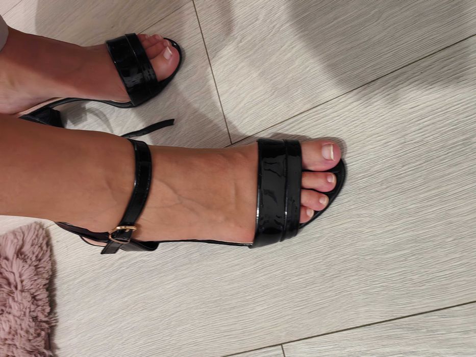 Черни лачени сандали на ток