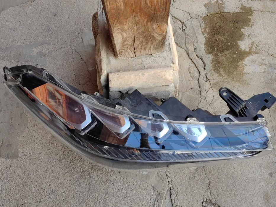 Фар Toyota Corolla Cross LED десен / Фар Тойота Корола Крос Оригинален