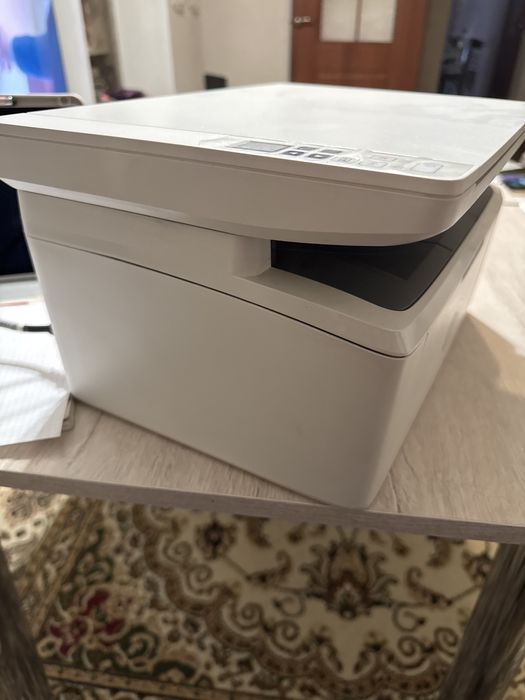 Принтер сканер белосерого цвета