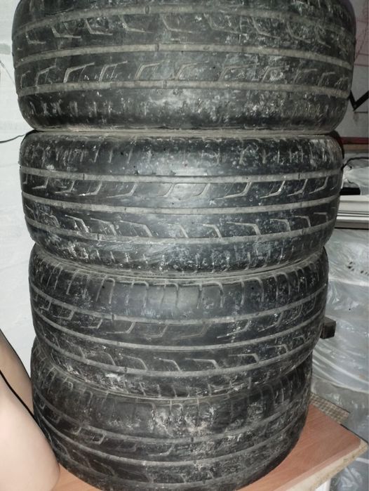 Шины б/у автомашины.