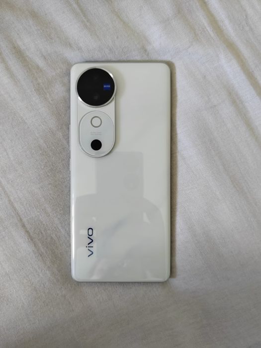 Продам телефон Vivo V40