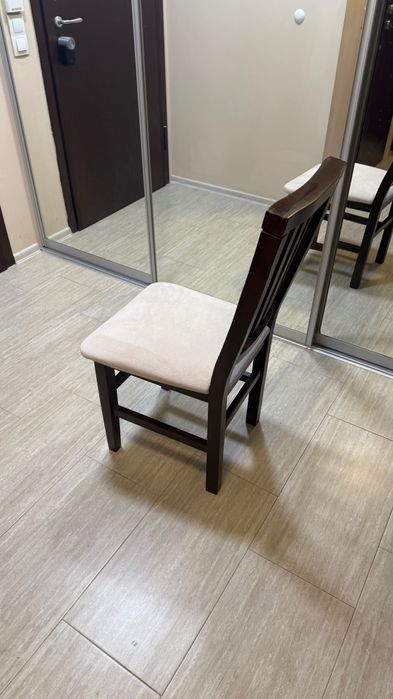 Продавам 2 броя столове