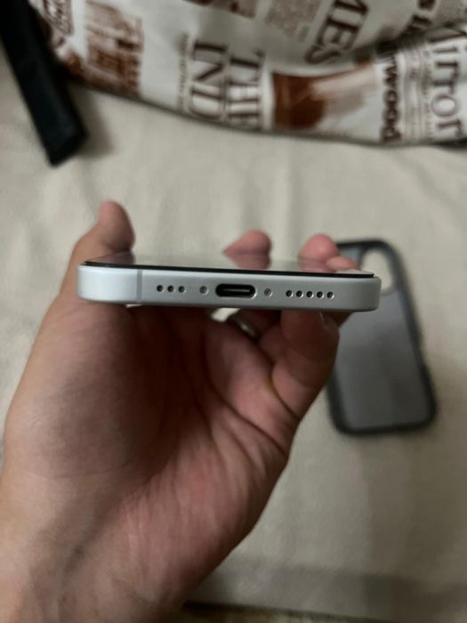 Apple iPhone 16
