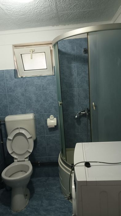 Ofer spre închiriere garsoniera la curte