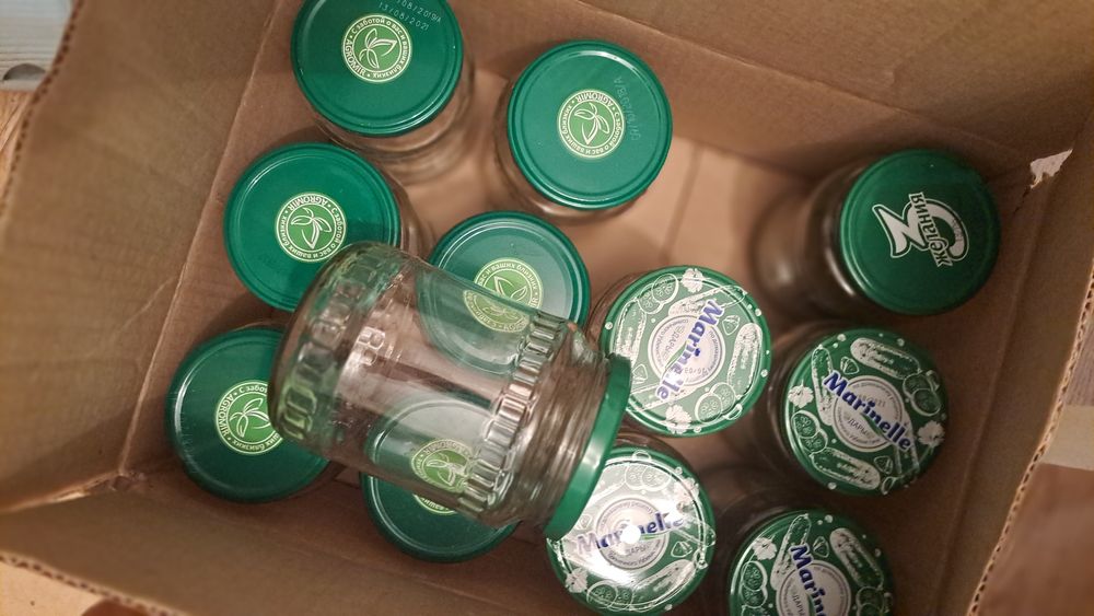 Стеклянные банки с крышками.