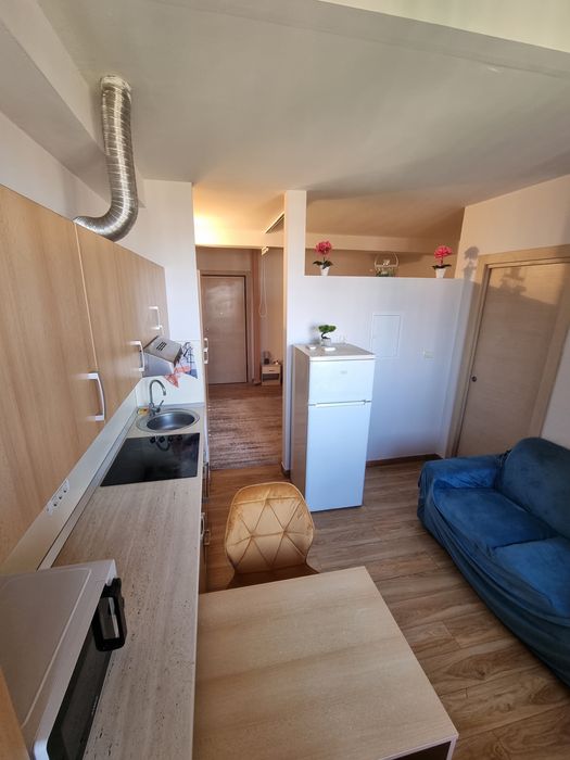Proprietar inchiriez apartament cu o camera si living plus bucatarie