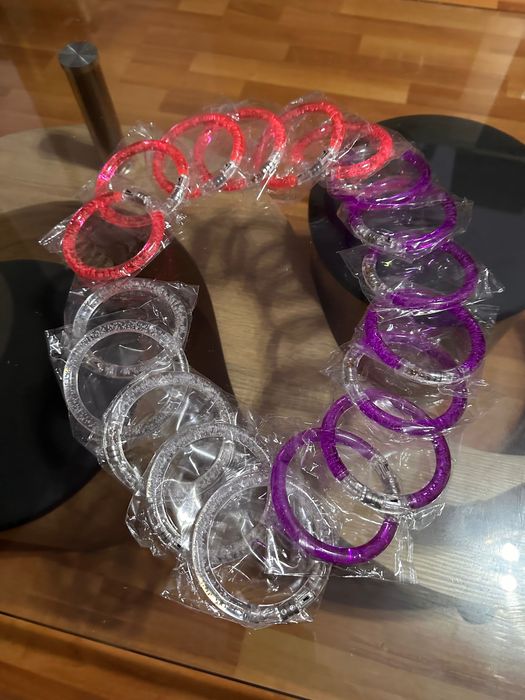 Пластмасови ,кръгли,светещи гривни за ръка