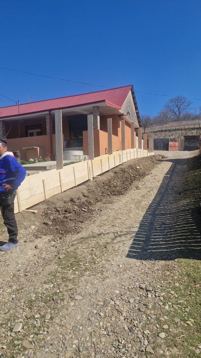 Executăm garduri și porți împrejmuiri terenuri la cererea clientului