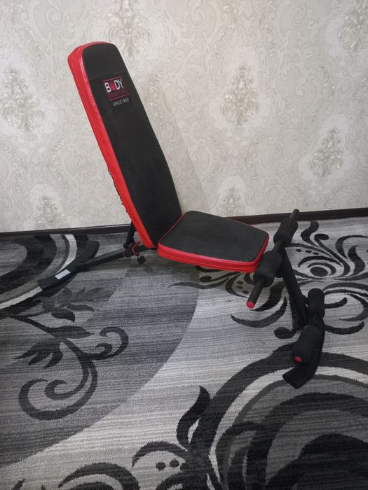 Скамья для жима и гантели